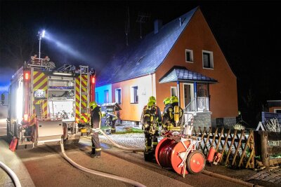 Brand in Einfamilienhaus in Zwönitz: Bewohner schwer verletzt - In einem Einfamilienhaus in Zwönitz hat es am Sonntagabend gebrannt.