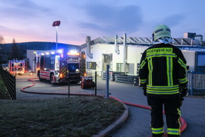 Brand in Firmengebäude im Gewerbegebiet Alberoda - Feuerwehreinsatz am frühen Freitagmorgen in Alberoda.