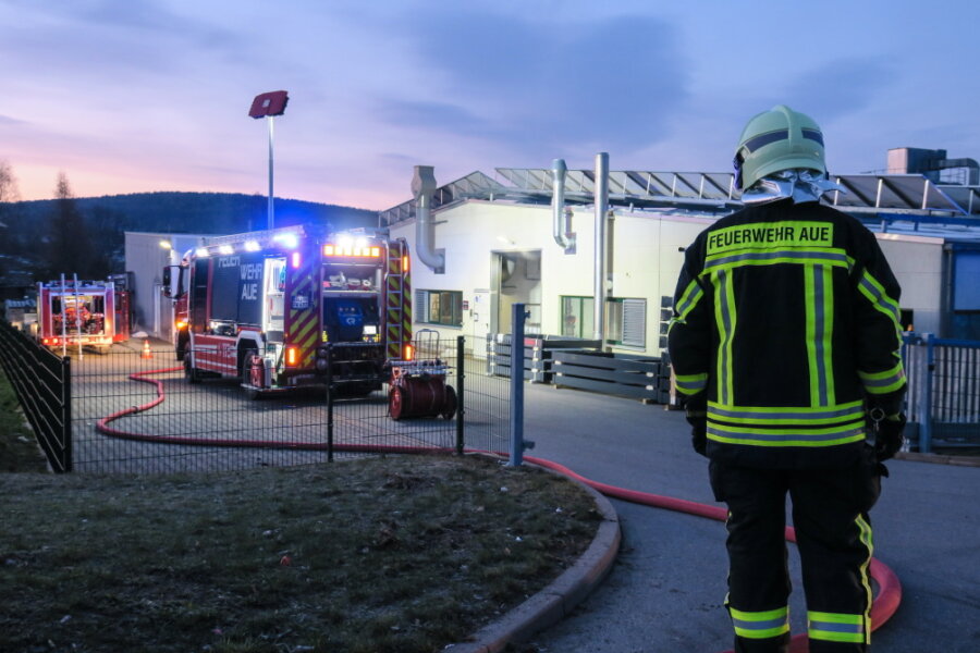 Brand in Firmengebäude im Gewerbegebiet Alberoda - Feuerwehreinsatz am frühen Freitagmorgen in Alberoda.