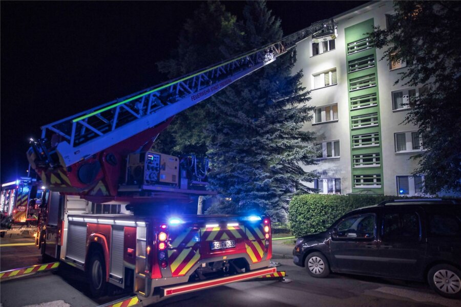 Brand in Freiberg: Menschen verletzt und Wohnungen unbewohnbar - Die Feuerwehr musste in der Nacht zu Samstag einen Brand an der Maxim-Gorki-Straße in Freiberg löschen.