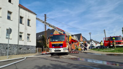 Brand in Friedrichsgrün: Feuer greift von Hecke auf Mehrfamilienhaus und Dachstuhl über - 
