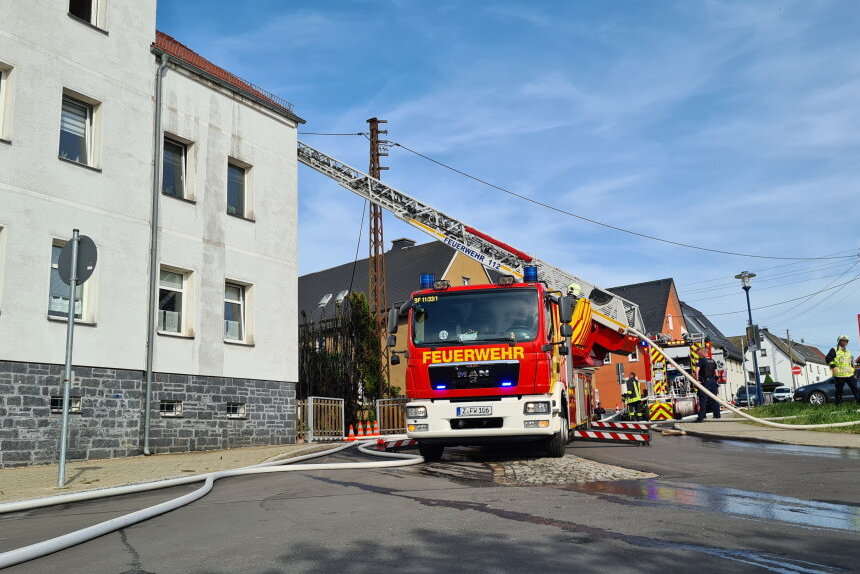 Brand in Friedrichsgrün: Feuer greift von Hecke auf Mehrfamilienhaus und Dachstuhl über