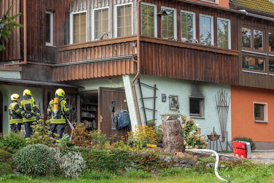 Brand in Garage in Thalheim ausgebrochen – Feuerwehr kann Schlimmeres verhindern - An der Wand über dem Garagenfenster sind Spuren des Brandes zu sehen. Die Feuerwehr verhinderte Schlimmeres.