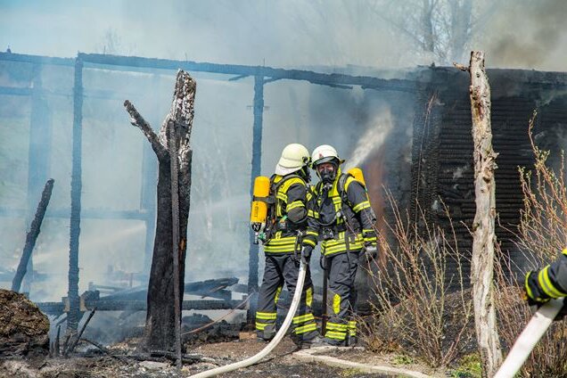 Brand in Gartenanlage in Thalheim - Die Feuerwehr löscht den Gartenlaubenbrand in Thalheim.