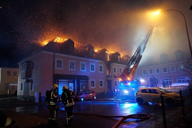 Brand in geplanter Asylunterkunft in Bautzen - Gaffer freuen sich über Feuer - 