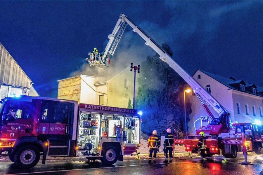 Brand in Geringswalde: Fünf Feuerwehren im Einsatz - Ein Hausbrand in Geringswalde in der Dresdener Straße führte am Mittwochabend zu einem größeren Polizeieinsatz. 