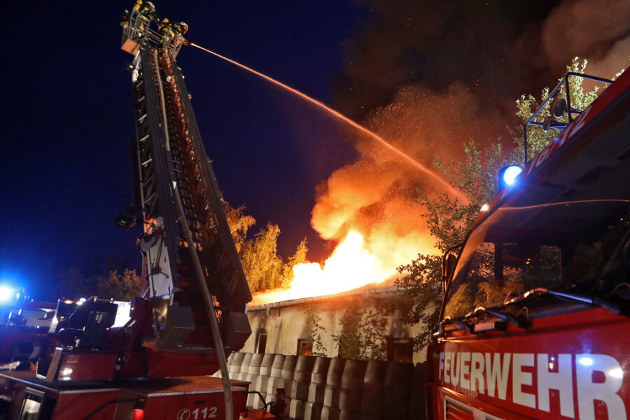 Brand in Gersdorf: Lagerhalle steht in Flammen - Am späten Dienstagabend hat es in Gersdorf an der Plutostraße gebrannt.