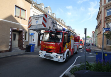 Brand in Glauchauer Wohnheim: Fünf Personen im Krankenhaus -  Die Feuerwehr rückte mit 38 Einsatzkräften und 11 Fahrzeugen aus.