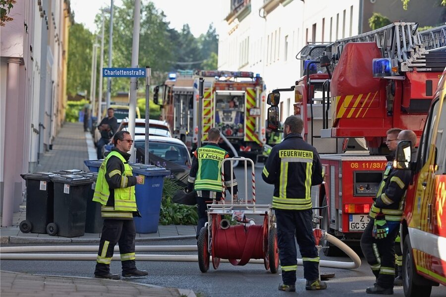 Elf Feuerwehrfahrzeuge waren an der Oststraße und auf der Pestalozzistraße im Einsatz.