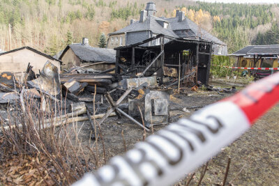 Brand in Großrückerswalde - Ermittlungen zur Ursache dauern an - Wie die Polizei mitteilte, gerieten ein Pavillon, ein Schuppen und ein Carport in Brand.