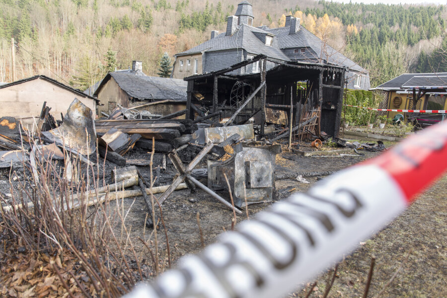 Brand in Großrückerswalde - Ermittlungen zur Ursache dauern an - Wie die Polizei mitteilte, gerieten ein Pavillon, ein Schuppen und ein Carport in Brand.