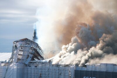Brand in historischer Börse in Kopenhagen unter Kontrolle - Dichter Rauch steigt aus der Alten Börse "Boersen" in Kopenhagen auf: "Ein ikonisches Gebäude, das uns allen viel bedeutet."