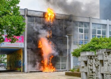 Brand in Innenstadt - Tanzschule in Flammen - Das Gebäude an der Brückenstraße, in dem sich Räume der Tanzschule Köhler-Schimmel befinden, stand am Mittwoch in Flammen. 