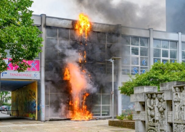 Das Gebäude an der Brückenstraße, in dem sich Räume der Tanzschule Köhler-Schimmel befinden, stand am Mittwoch in Flammen. 