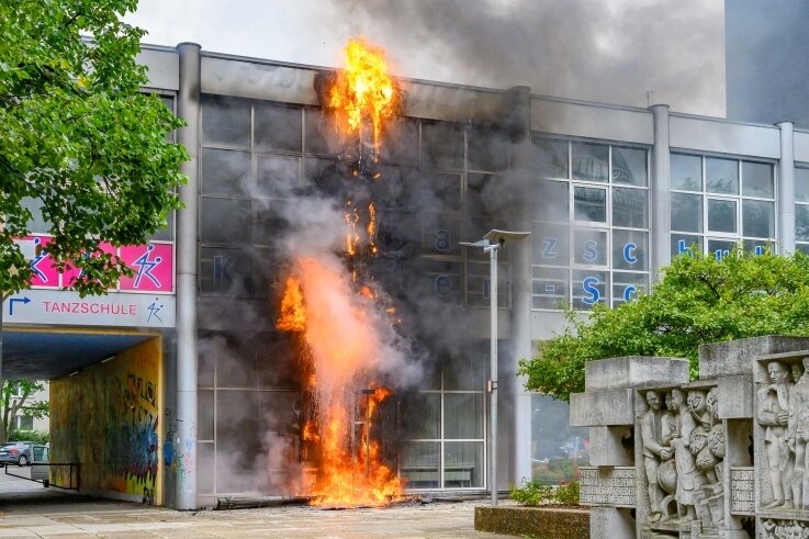 Brand in Innenstadt - Tanzschule in Flammen - Das Gebäude an der Brückenstraße, in dem sich Räume der Tanzschule Köhler-Schimmel befinden, stand am Mittwoch in Flammen. 