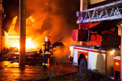 Brand in Johanngeorgenstädter Lagerhalle - Die Löscharbeiten in der Lagerhalle in Johanngeorgenstadt gestalteten sich jedoch als schwierig, da es während des Einsatzes zu einem explosionsartigen Feuerwerk kam.