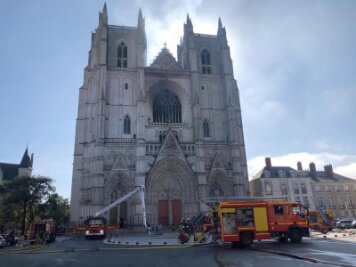 Brand in Kathedrale von Nantes eingedämmt -             Löscharbeiten an der Kathedrale der westfranzösischen Stadt Nantes.