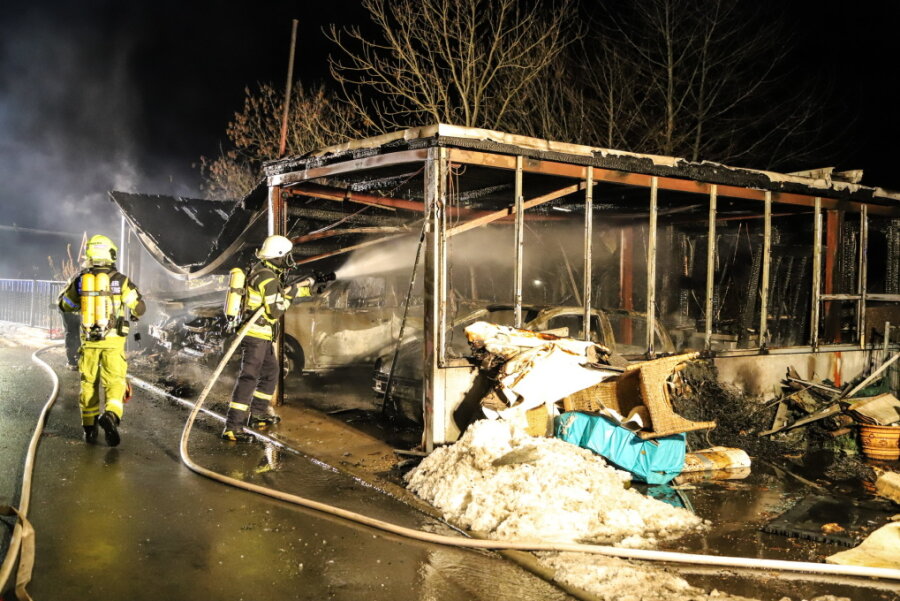 Brand in Kirchberg: Carport und drei Autos komplett zerstört - Zu einem Carport-Brand ist es am Montagabend in der Kurt-Eisner-Straße in Kirchberg gekommen. 