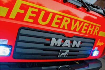 Brand in Klingenthal: Brennende Abfallbehälter bedrohen Dachstuhl - 