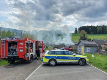 Brand in Klingenthal: Feuerwehr rückt zu Kleingartenanlage aus - 