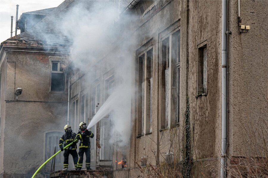 Brand in Lagerhalle in Döbeln: War Pyrotechnik der Auslöser? - Am Dienstag löschten die Feuerwehren aus Döbeln und Ebersbach einen Brand in der Nähe des Ostbahnhofs.