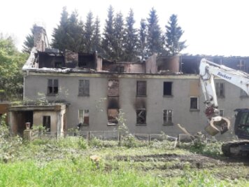 Brand in leerstehendem Gebäude in Johanngeorgenstadt: Polizei ermittelt - 