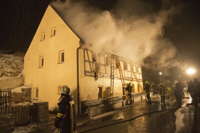 Brand in leerstehendem Haus in Mildenau - In einem Fachwerkhaus auf der Hauptstraße im Mildenauer Ortsteil Arnsfeld ist am Montagmorgen ein Feuer ausgebrochen.