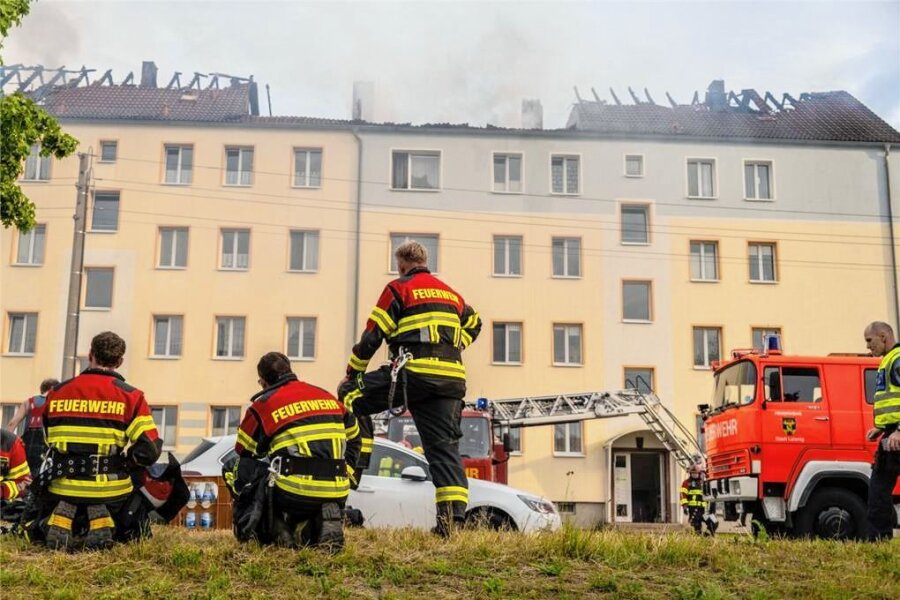Brand in Leisniger Mehrfamilienhaus: mindestens 100.000 Euro Schaden und eine verletzte Person - 