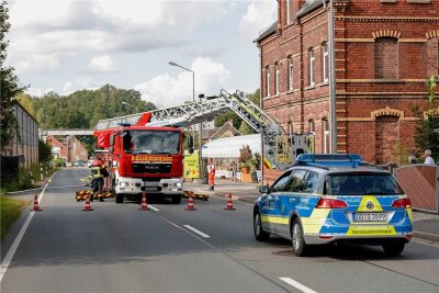 Brand in Lengenfeld endet glimpflich - In der alten Kunststeinwerk-Fabrik Lengenfeld (linker Bildrand) kam es am Dienstag zu einem Brand. Die Bundesstraße 94 durch die Stadt war wegen des Einsatzes der Feuerwehr  kurzzeitig gesperrt. 
