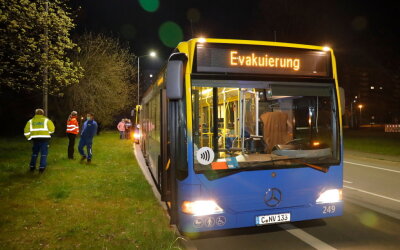Brand in Markersdorf: 30 Personen evakuiert - Polizei geht von Brandstiftung aus - Zwei Busse der CVAG standen für die Evakuierten bereit. 