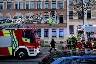 Brand in Mehrfamilienhaus auf Chemnitzer Sonnenberg: Brandursache nicht eindeutig geklärt - Für die Rettungsarbeiten in einem Mehrfamilienhaus war die Zietenstraße am Morgen voll gesperrt.