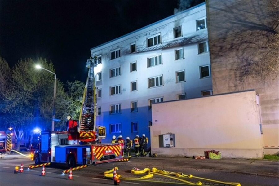 Brand in Mehrfamilienhaus: Feuerwehr in der Nacht im Großeinsatz in Freiberg - In der fünften Etage dieses Hauses war der Brand ausgebrochen.