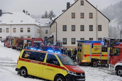 Brand in Mehrfamilienhaus im Erzgebirge: 73-Jähriger verletzt - Nach Angaben der Polizei wurde eine Person leicht verletzt.
