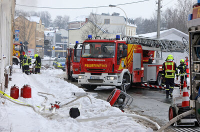 Brand in Mehrfamilienhaus in Glauchau: Feuerwehr rettet Person - 