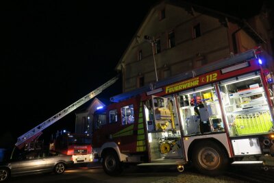 Brand in Mehrfamilienhaus in Hohndorf: Eine Frau tot - Wohnungsbrand in Hohndorf: Ein Mensch kam ums Leben.