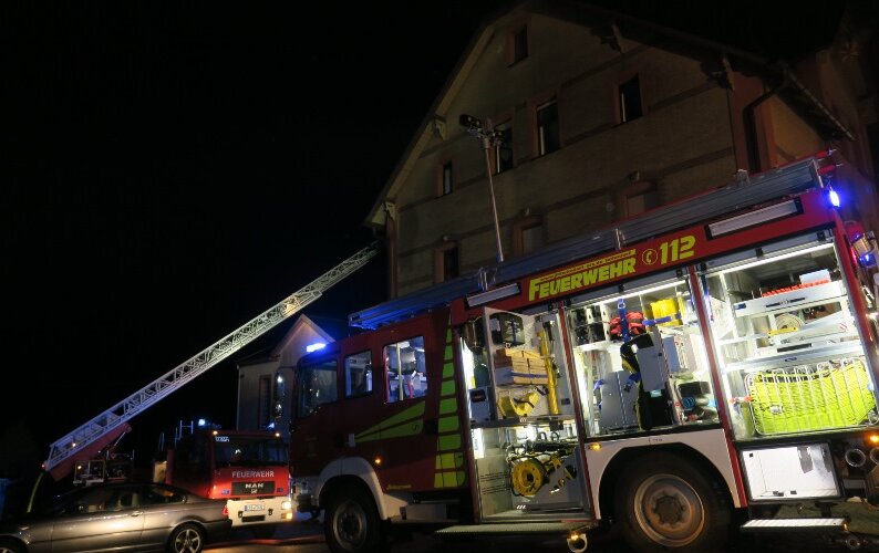 Brand in Mehrfamilienhaus in Hohndorf: Eine Frau tot - Wohnungsbrand in Hohndorf: Ein Mensch kam ums Leben.