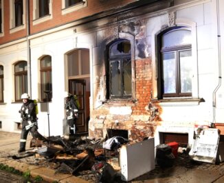 Brand in Mehrfamilienhaus: Jugendliche fackeln Sperrmüll ab - 