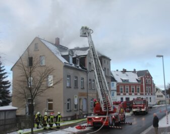 Brand in Mehrfamilienhaus - Seniorin schwer verletzt - 