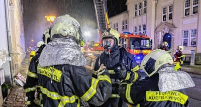 Brand in Mietshaus: Bewohner gerettet - Rettungsaktion unter Atemmasken und in Schutzkleidung: Das ganze Treppenhaus stand unter Qualm.