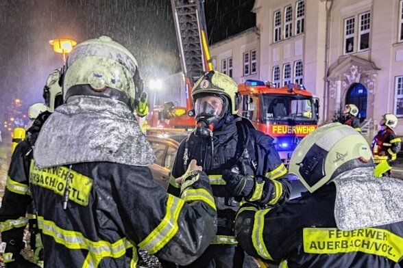 Brand in Mietshaus: Bewohner gerettet - Rettungsaktion unter Atemmasken und in Schutzkleidung: Das ganze Treppenhaus stand unter Qualm.