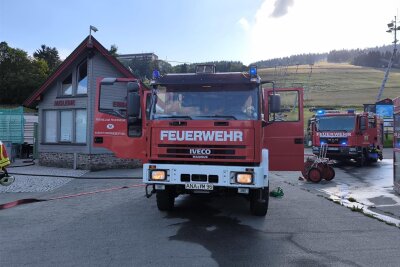 Brand in Oberwiesenthal verursacht Schaden im fünfstelligen Bereich - Zu einem Großeinsatz rückten Feuerwehren am Mittwoch in die Nähe der Oberwiesenthaler Freilichtbühne aus.