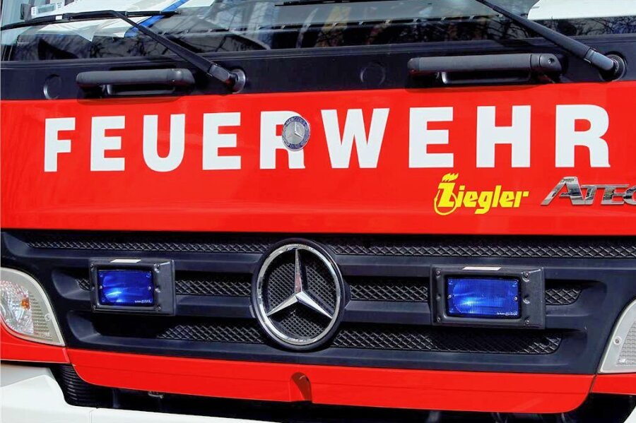 Brand in Plauener Mehrfamilienhaus: Fünf Menschen und vier Hunde vor Feuer gerettet - Die Plauener Berufsfeuerwehr und die Freiwillige Feuerwehr "Mitte" wurden am Mittwoch zu einem Küchenbrand in die Plauener Carolastraße gerufen.