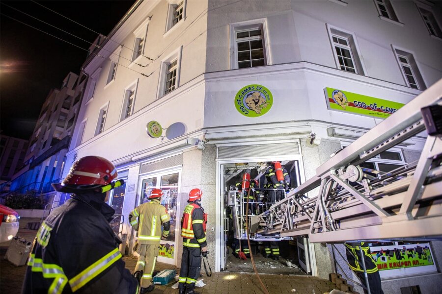 Brand in Plauener Videospielgeschäft - Unter der Decke am Eingang des Geschäftes war es Montagabend zum Brand gekommen.