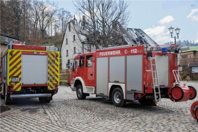Brand in Rechenberg: Polizei tippt auf Fehlerstrom - Zehn Feuerwehren waren am Sonntagmorgen zum Löscheinsatz nach Rechenberg geeilt. 