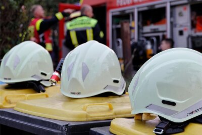 Brand in Rochlitz: Seniorin ruft erst ihre Tochter an, dann die Feuerwehr - Drei Freiwillige Feuerwehren mit 26 Einsatzkräften waren am Samstag in Rochlitz im Einsatz.