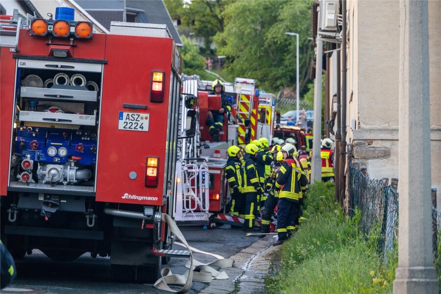 Brand in Schwarzenberg: Polizei ermittelt gegen 33-Jährigen wegen schwerer Brandstiftung - Feuerwehreinsatz in Schwarzenberg-Sachsenfeld: Auf dem Dachboden eines Hauses am Lehnberg hat es gebrannt.