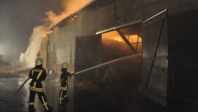 Brand in Seifersdorf: Feuer vernichtet 2100 Strohballen - Der Lagerhallenbrand in Seifersdorf: Jeder der 2100 Quaderballen aus Stroh, so die Agrargenossenschaft Mavek, wog etwa 350 Kilogramm.