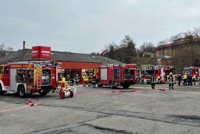 Brand in Supermarkt im Erzgebirge - Einsatzkräfte sind zu einem Brand in einem Penny-Markt in Bärenstein ausgerückt.