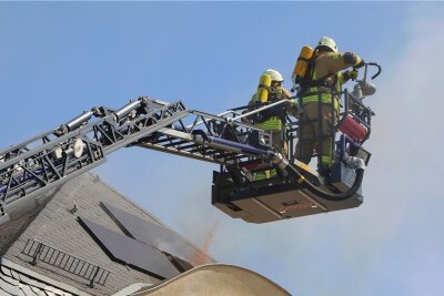 Brand in Taura: Leitstelle schickt Feuerwehrleute an falschen Ort - Wahrscheinlich ein Defekt an einer Fotovoltaikanlage auf einem Mehrfamilienhaus in Taura hatte einen Dachstuhlbrand ausgelöst. 