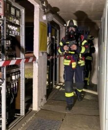 Brand in Trafostation sorgt für Stromausfall - Die Feuerwehrleute nahmen zuerst eine Gefahrstoffmessung vor, bevor die Havarie-Techniker das Objekt betreten durften. 